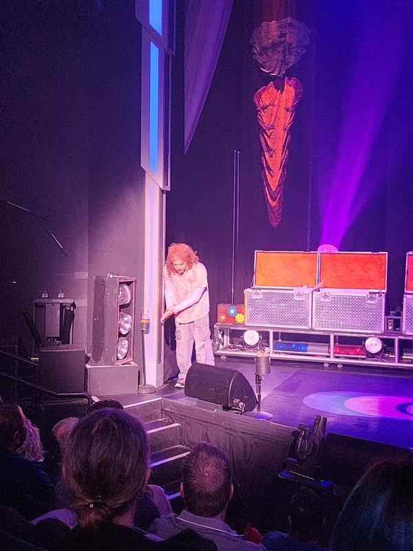 Carrot Top on a stage - What we don't like about the show